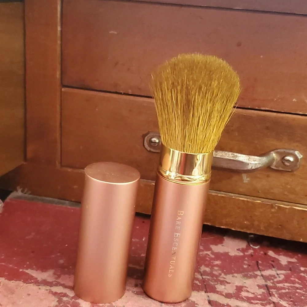 Bare Escentuals Retractable Face Application Brush. AG